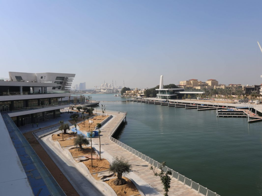 عقارات فاخرة على الواجهة مائية في أبوظبي